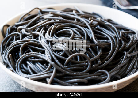 Spaghetti al nero di Pasta condita con inchiostro di Calamari Seppie o Inkfish. Alimenti biologici. Foto Stock