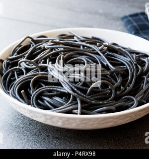 Spaghetti al nero di Pasta condita con inchiostro di Calamari Seppie o Inkfish. Alimenti biologici. Foto Stock