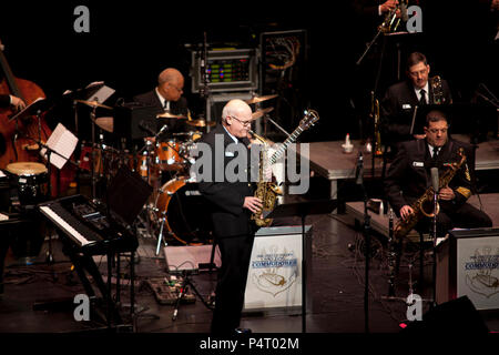 Fairfax, VA (21 gennaio 2012) -Chief Musician Stephen H. Williams assoli con la Commodores come parte del 2012 Navy Band sassofono Simposio sul campus della George Mason University. Gli Stati Uniti La banda della marina militare in Washington è la Marina permiere organizzazione musicale ed esegue i concerti pubblici e cerimonie militari in la maggiore area di Washington e oltre. Foto Stock