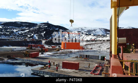 Stazione, Antartide (feb. 23, 2012) marinai dal Navy Cargo Handling battaglioni 1 e 10 sposta il carico come parte del rifornimento annuale missione di McMurdo Station in Antartide per supportare il funzionamento Deep Freeze. La National Science Foundation si basa sulla marina di gestori di carico dal Navy Expeditionary Logistica del gruppo di supporto per garantire la sicura consegna di sostenere la vita cargo per la sua ricerca gli scienziati e i residenti a McMurdo Station. Foto Stock