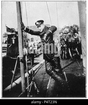 Ritratto di mezzitoni di guardare officer Rudolph Zentner a bordo del sommergibile tedesco U-20, che affondò la Lusitania. Foto Stock