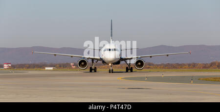 La Russia, Vladivostok, 10/13/2017. Jet del passeggero aeromobile Airbus A319 di Aurora Airlines, vista frontale. Aviazione e trasporto. Foto Stock