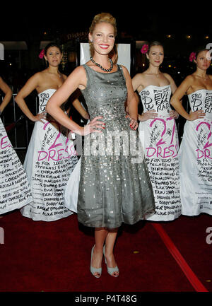 Katherine Heigl arrivando a 27 abiti Premiere al Mann Village Theatre di Los Angeles. a lunghezza piena di moda il contatto visivo sorriso03 HeiglKatherine 03 Red Carpet Event, verticale, STATI UNITI D'AMERICA, industria cinematografica, celebrità, fotografia, Bestof, arte cultura e intrattenimento, Topix celebrità moda / Verticale, meglio di, evento nella vita di Hollywood - California, moquette rossa e dietro le quinte, USA, industria cinematografica, celebrità, movie celebrità, personaggi televisivi, musica celebrità, fotografia, Bestof, arte cultura e intrattenimento, Topix, verticale, una persona, dall'anno , 2008, inchiesta tsuni@Gamma-US Foto Stock
