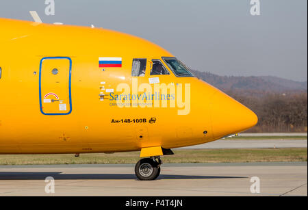 La Russia, Vladivostok, 10/13/2017. Getto di passeggeri aerei Antonov un-148-100B di Saratov Airlines company su una pista. Aereo fusoliera. Aviazione e Foto Stock