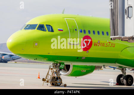 La Russia, Vladivostok, 10/13/2017. Getto di passeggeri aerei Airbus A320 di S7 Airlines su airfield. Fusoliera aereo. Aviazione e trasporto. Foto Stock