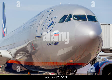 La Russia, Vladivostok, 10/13/2017. Jet del passeggero aeromobile Airbus A330 di Aeroflot compagnie aeree. Aviazione e trasporto. Foto Stock