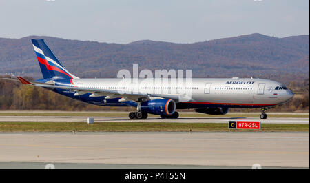 La Russia, Vladivostok, 10/13/2017. Jet del passeggero aeromobile Airbus A330 di Aeroflot Compagnie aeree su pista. Aviazione e trasporto. Foto Stock