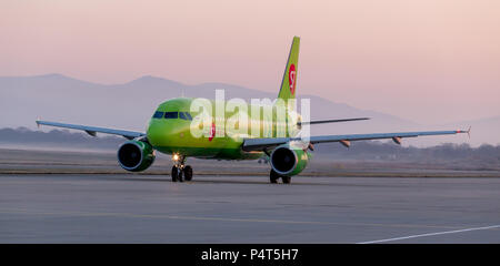 La Russia, Vladivostok, 10/13/2017. Getto di passeggeri aerei Airbus A320 di S7 Airlines su airfield. Fusoliera aereo. Aviazione e trasporto. Foto Stock