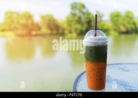 Miscelati tè verde Matcha ghiaccio e tè chathai ghiaccio, tè in stile tailandese concetto in natura il caffè cafe shop. Foto Stock