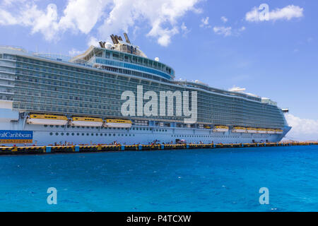 Cozumel, Messico - 04 Maggio 2018: Royal Carribean nave da crociera Oasi dei mari ormeggiata nel porto di Cozumel durante uno dei Western Caribbean Cruises Foto Stock