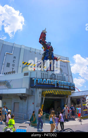 ORLANDO, FLORIDA, Stati Uniti d'America - 08 maggio, 2018: Universal Studios. Ingresso di trasformatori 3D ride. Foto Stock