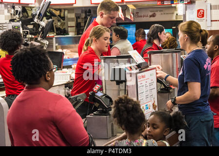 I clienti ordinano cibo in un affollato Chick-fil-Un ristorante in Olive Branch, Mississippi. (USA) Foto Stock
