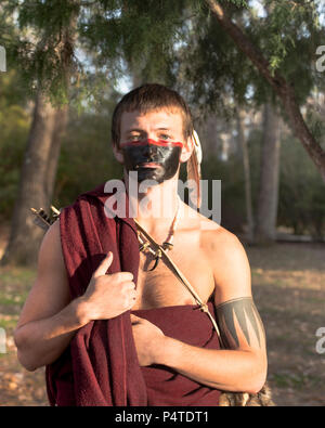 Jamestown Settlement reenactor storica porta nella vita di un uomo Powhatan all'Powhatan villaggio indiano in Jamestown, Virginia. Stati Uniti Foto Stock