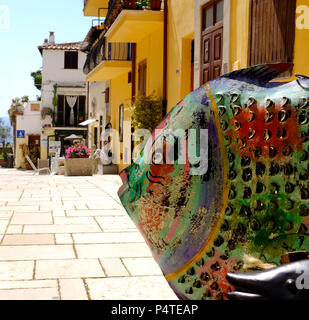 Pesce di metallo in primo piano per la vendita di fronte a un negozio. Prese a San Felice Circeo, un tipico villaggio sul mare nella regione Lazio in Italia Foto Stock