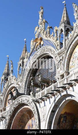 La facciata della Basilica di San Marco a Venezia in Italia Foto Stock