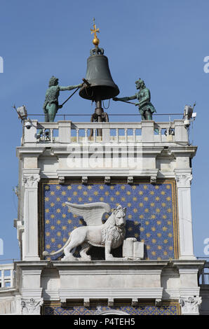 Venezia Italia l antica torre dell orologio chiamato il campanile dei Mori di Venezia in lingua italiana con grande campana sulla parte superiore e il leone alato Foto Stock