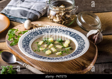 Funghi di patate Zuppa di aglio, un sacco di erbe all'interno Foto Stock