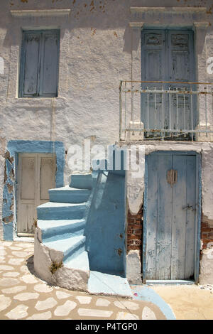 Tradizionale casa greca, dipinte di blu e bianco, Pothia, Kalymnos, Grecia Foto Stock