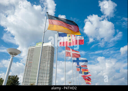 Bandiere internazionali battenti di fronte all'Hotel Maritim, Travemünde, Mar Baltico, Schleswig-Holstein, Germania Foto Stock