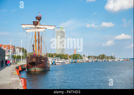 Tradizionale barca a vela nel porto, Hotel Maritim, Travemünde, Mar Baltico, Schleswig-Holstein, Germania Foto Stock