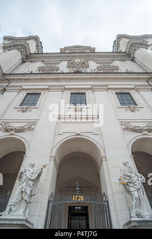 Close up di ingresso della Salzburger Dom o il duomo di Salisburgo, la cattedrale barocca del romano Arcidiocesi cattolica nella città di Salisburgo, Austria Foto Stock