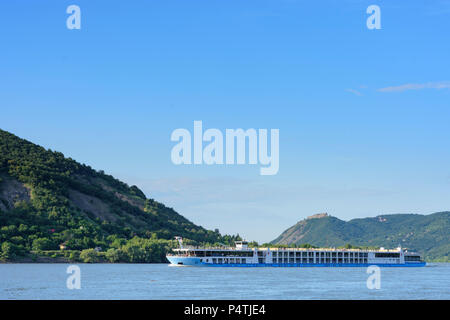 Visegrad (Plintenburg): il fiume Danubio, castello superiore, la nave di crociera in Ungheria, Pest, Ansa del Danubio (Dunakanyar) Foto Stock