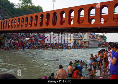 La balneazione ghat di scena a Har-ki-Pauri-Haridwar-Uttarakhand-India Foto Stock