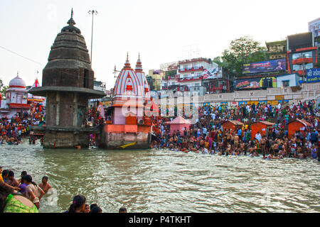 La balneazione ghat di scena a Har-ki-Pauri-Haridwar-Uttarakhand-India Foto Stock