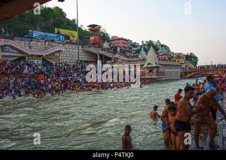 La balneazione ghat di scena a Har-ki-Pauri-Haridwar-Uttarakhand-India Foto Stock