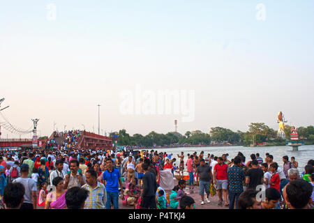 La balneazione ghat di scena a Har-ki-Pauri-Haridwar-Uttarakhand-India Foto Stock