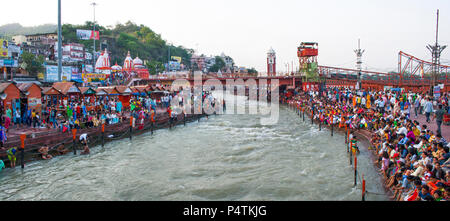 La balneazione ghat di scena a Har-ki-Pauri-Haridwar-Uttarakhand-India. Foto Stock