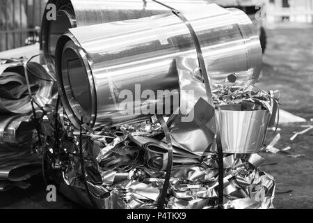Lamina di alluminio rottami in attesa per la fusione in una fonderia Foto Stock