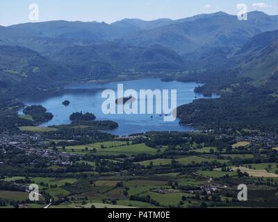 Keswck e Derwentwater da Carl lato, Northern Fells, Parco Nazionale del Distretto dei Laghi, Cumbria, Regno Unito Foto Stock