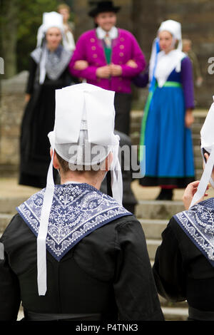 Ballerini di Plougastel-Daoulas indossando il costume tradizionale . Plougastel Daoulas.Finisterre. La Bretagna. Francia Foto Stock