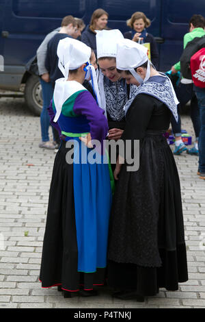 Ballerini di Plougastel-Daoulas indossando il costume tradizionale . Plougastel Daoulas.Finisterre. La Bretagna. Francia Foto Stock