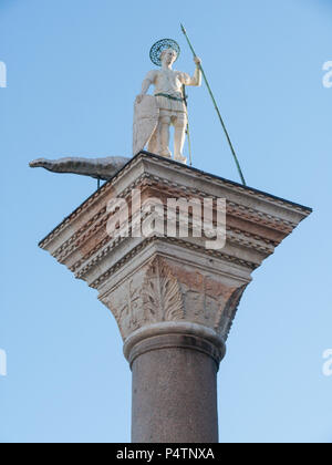 Venezia, Italia, 2 ottobre 2011: San Teodoro sulla colonna occidentale in piazza San Marco Foto Stock