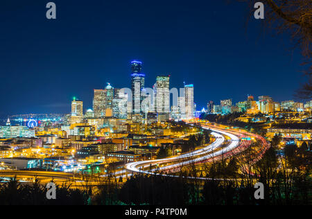 Seattle cityscape di notte con luce di traffico su autostrada,Washington,Stati Uniti d'America. Foto Stock
