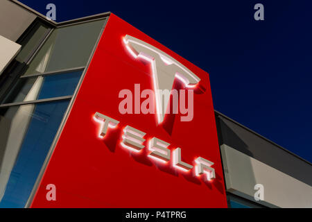 Digital Signage per la Tesla motor company a nigtht al di fuori di uno dei suoi showroom in South Manchester, UK. Foto Stock