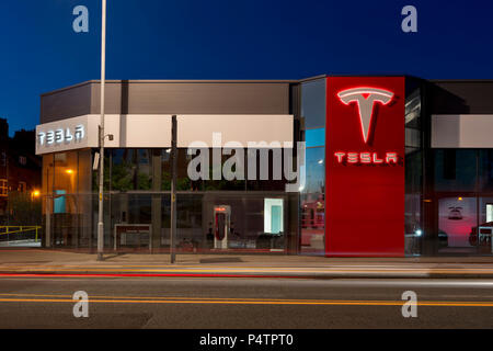 Una Tesla showroom di notte in South Manchester, UK. Foto Stock