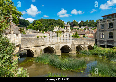 Bradford-on-Avon Wiltshire, Inghilterra 22 giugno 2018 Vista della città, il ponte che attraversa il fiume Avon, con la città in background Foto Stock