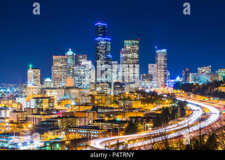Seattle cityscape di notte con luce di traffico su autostrada,Washington,Stati Uniti d'America. Foto Stock