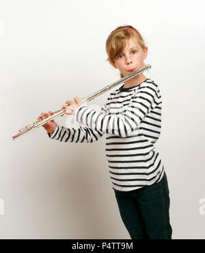 Due ragazze giocando un duetto al clarinetto e flauto Foto Stock