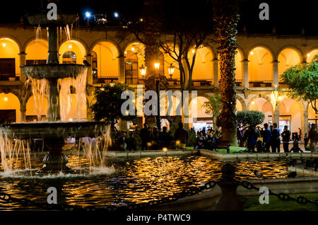 Il balcone di ogni camera di Plaza de Armas in Arequipa Perù di notte Foto Stock
