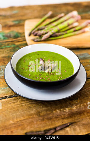 Fresco verde asparagi, zuppa di asparagi nel recipiente Foto Stock