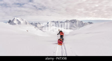 La Groenlandia, Schweizerland Alpi, Kulusuk, Tasiilaq, femmina ski tourer Foto Stock