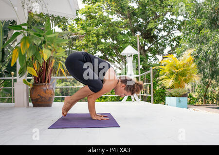 La donna a praticare yoga sulla terrazza Foto Stock