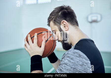 Uomo Con Gli Occhi Chiusi Tenendo Palla Foto Stock Alamy