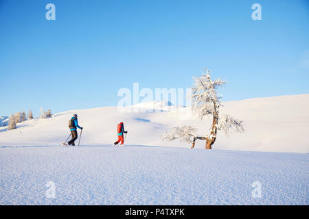 Austria, Tirolo, giovane con le racchette da neve Foto Stock