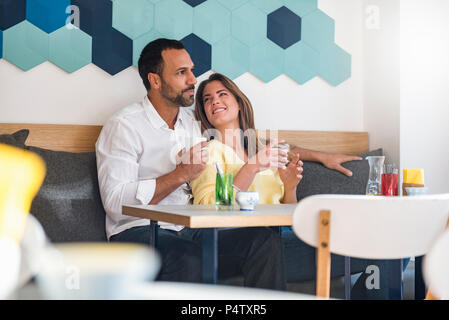 Matura in amore di bere il caffè in un bar Foto Stock