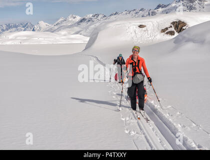 La Groenlandia, Schweizerland Alpi, Kulusuk, Tasiilaq, femmina ski tourer Foto Stock